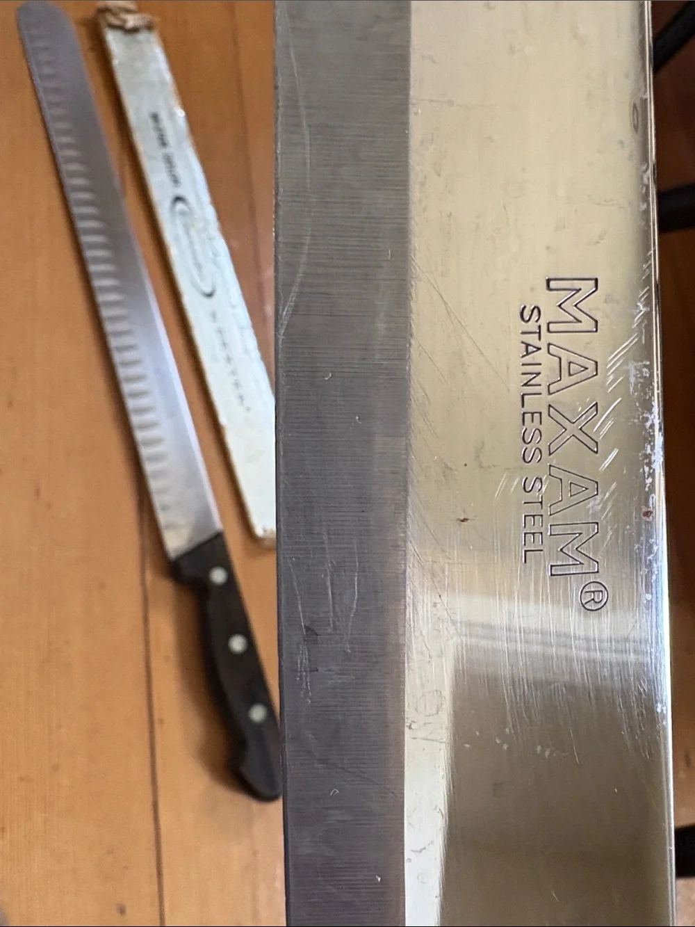 4 Vintage wooden handle knives in very good condition, sharp!